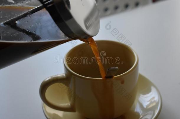 咖啡豆采用杯子向白色的背景