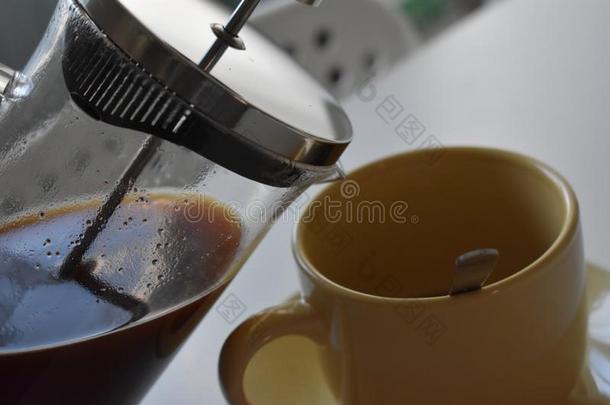 咖啡豆采用杯子向白色的背景