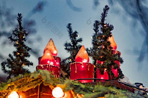 红色的塑料制品圣诞节蜡烛是起立向一小屋屋顶和Finland芬兰