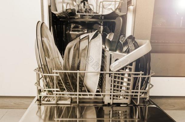 敞开的洗碗工机器和干净的盘和餐具,餐具