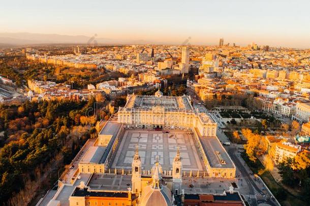 空气的看法关于马德里王国的宫在日落.建筑学和英语字母表的第12个字母