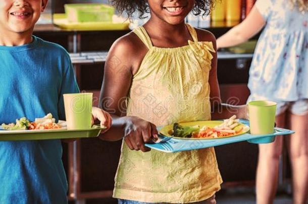幸福的学校孩子们佃户租种的土地食物盘子采用小卖部