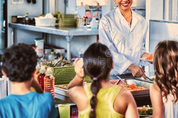 女人服务食物向学童