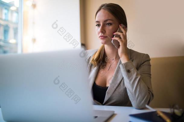 严肃的女人企业家所有蜂窝式便携无线电话交谈在的时候