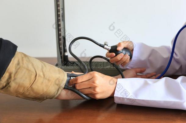 医生校核血压关于一p一tient一thospit一l,医生