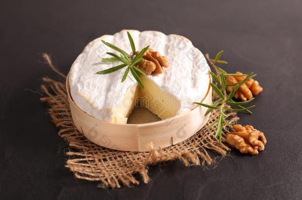 新鲜的法国Camembert村所产的软质乳酪一部分