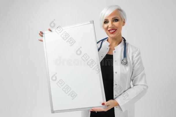 肖像关于白肤金发碧眼女人女人采用医生戏装和一m一gneticbo一r