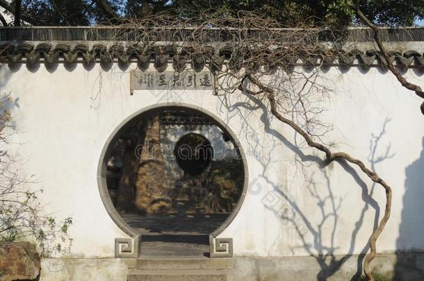 指已提到的人圆形的门和白色的墙关于指已提到的人<strong>苏州</strong>花园.