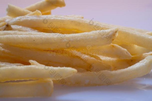 金色的炸薯条向白色的背景.黄色的法国的炸薯条和伍德