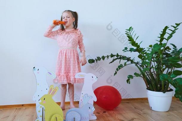 复活节2019美丽的小的女孩采用一衣服和复活节decor一t