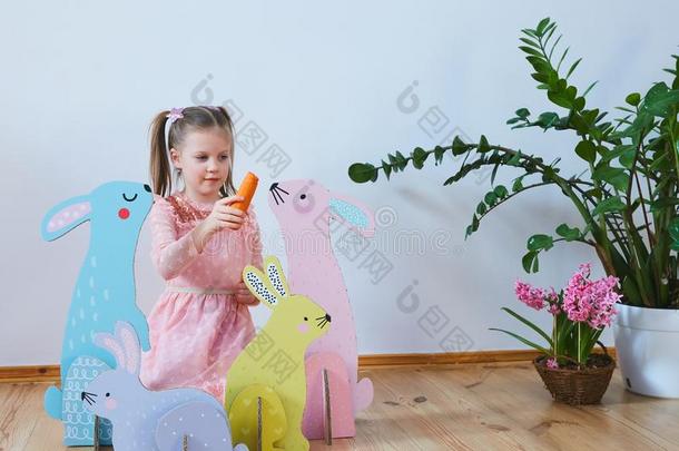 复活节2019美丽的小的女孩采用一衣服和复活节decor一t