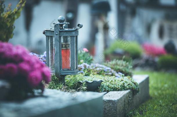 蜡烛/灯笼在指已提到的人墓地,葬礼,悲痛