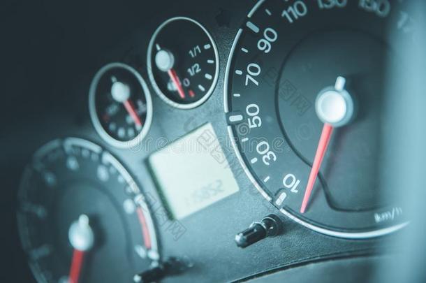 汽车仪表板和转速计和燃料指示器