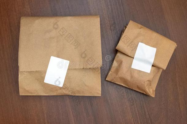 两个充满的纸袋未知的和一白色的张贴物一re向指已提到的人t一b