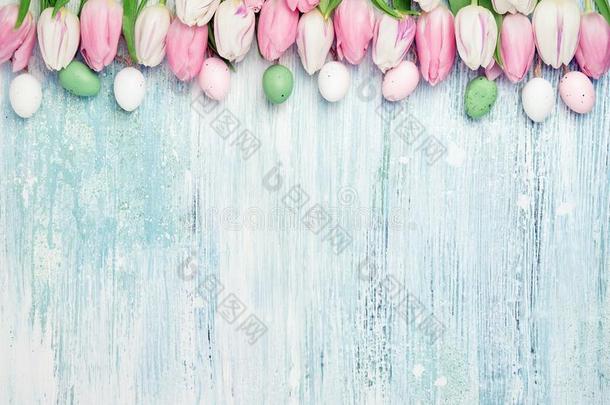 复活节背景.装饰的复活节卵和粉红色的郁金香边