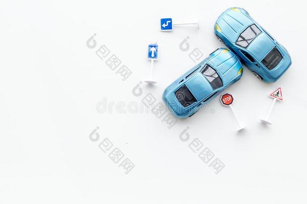 <strong>汽车保险</strong>观念和汽车玩具向白色的背景顶看法