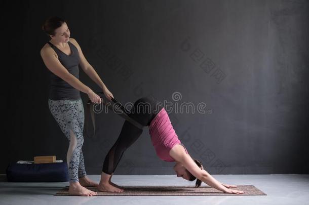 瑜伽教师或普拉提instruct或的一份年幼的女人向担架