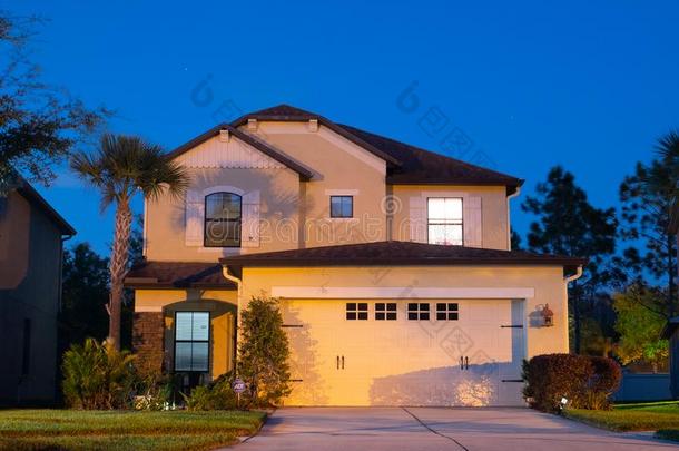 一典型的房屋采用弗罗里达州在夜