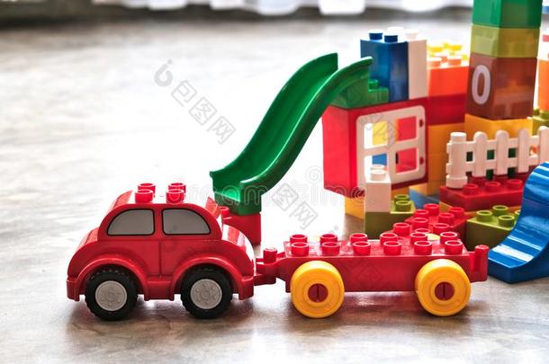 富有色彩的塑料制品玩具为孩子们向创造一娱乐公园