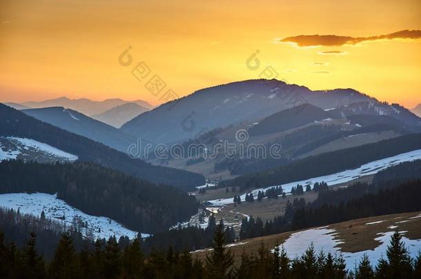 山山谷风景采用奥地利