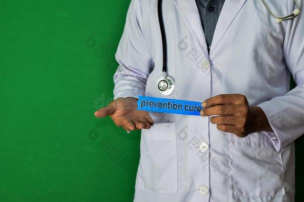 一医生起立,拿住指已提到的人预防治愈纸文本向绿色的