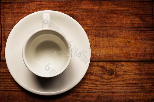 空的白色的茶杯和茶杯托向老的木材质地背景