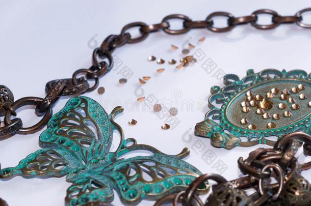 链子和装饰的树叶,小珠子,蝴蝶和框架和
