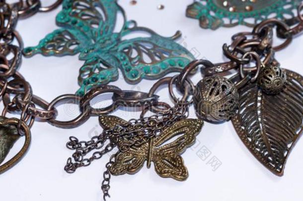 链子和装饰的树叶,小珠子,蝴蝶和框架和