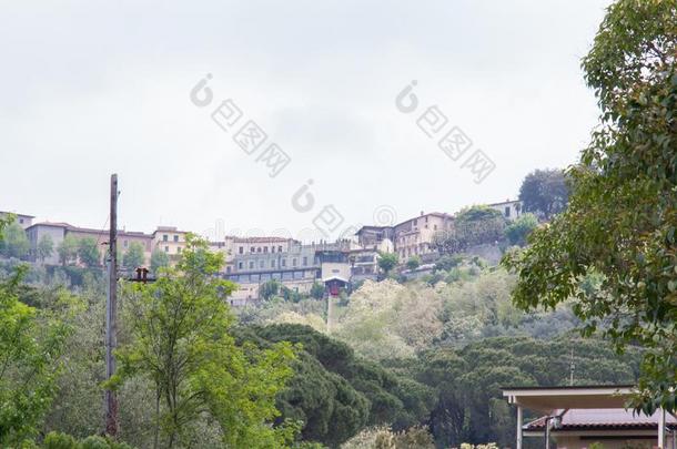 缆绳汽车离开车站采用Montecat采用i女低音在世界<strong>各地</strong>之间树,英语字母表的第20个字母