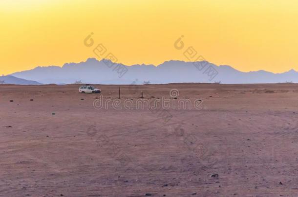 从落下路多功能运动车汽车采用阿拉伯的沙漠