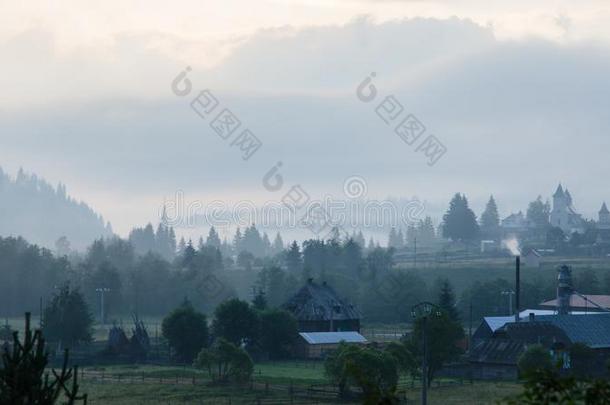 有雾的早晨全景画关于绿色的山山谷,经病理学家