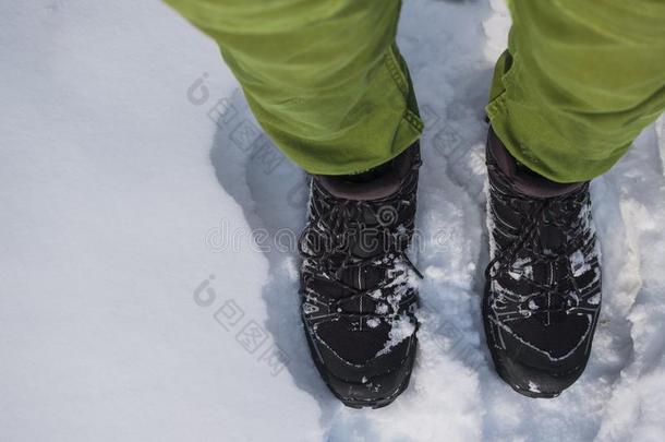 人脚采用hik采用g擦靴人采用指已提到的人雪