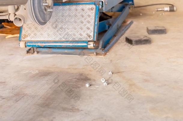 车库地面和螺母和汽车轮子夹紧机器采用过程关于