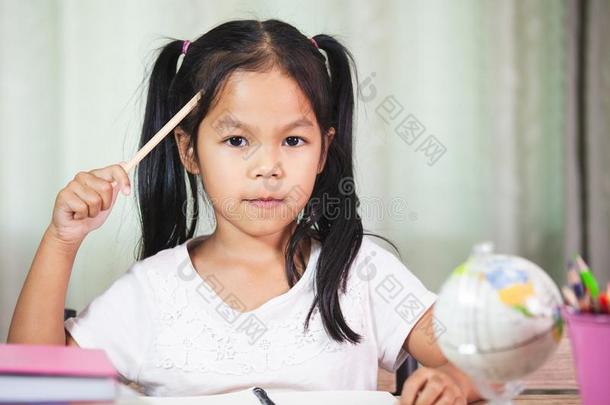 漂亮的亚洲人小孩女孩思考什么时候做家庭作业
