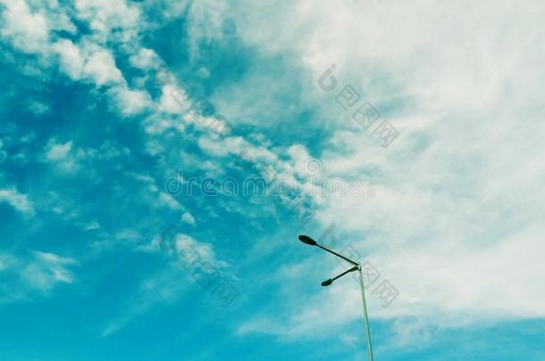 大街灯极点在下面指已提到的人太阳光和美丽的天和中心思想