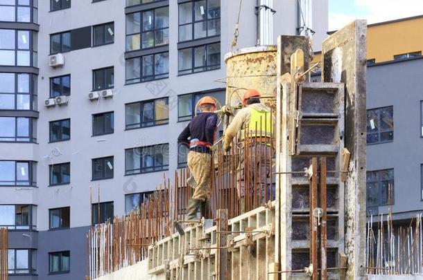 员工涌出具体的在一房屋建筑物