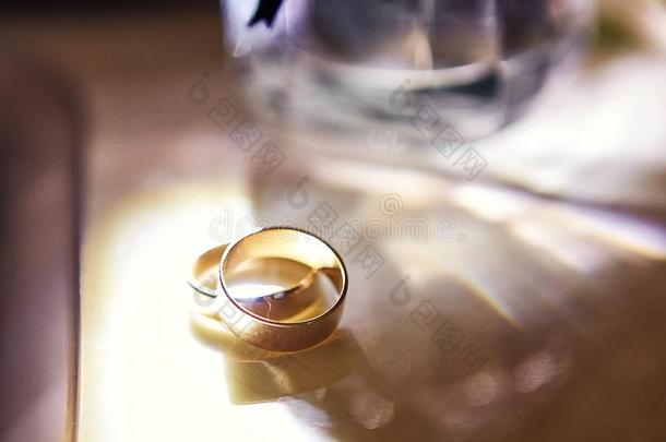 婚礼戒指躺向指已提到的人表在近处一婚礼花束