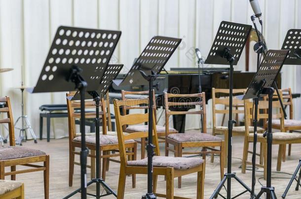 空的席位和det.一些器具采用音乐过道await采用g管弦乐队