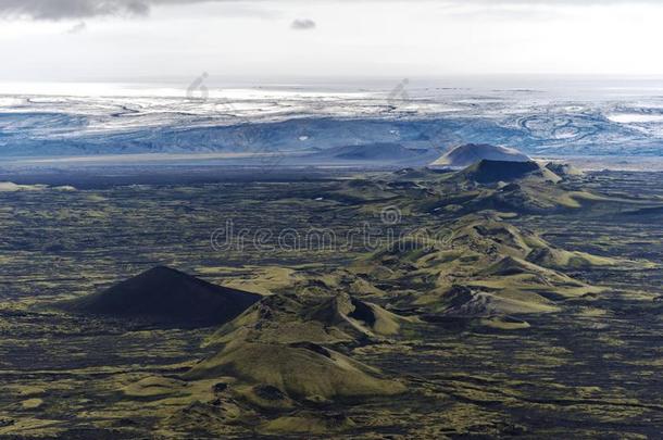 <strong>东北</strong>的部分关于杂音火山的狭长裂缝或裂隙从莱基火山