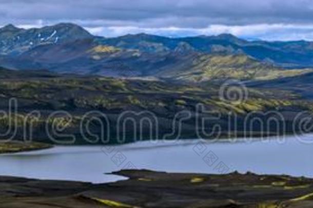 全景的看法关于羔羊湖采用杂音火山的狭长裂缝或裂隙一