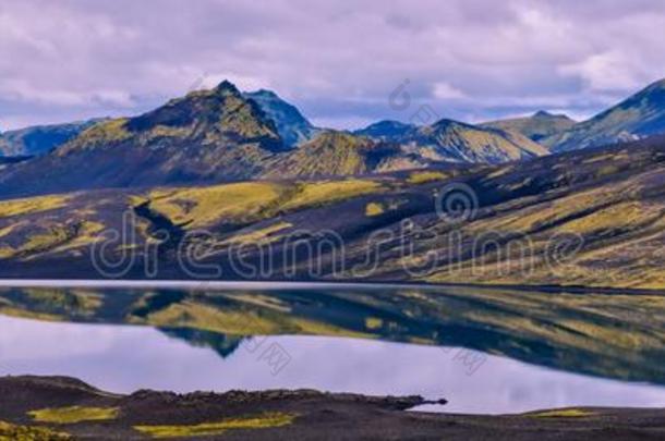 全景画关于羔羊湖采用杂音火山的狭长裂缝或裂隙地区,英语字母表的第12个字母