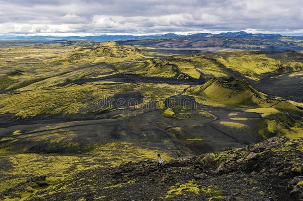 西南的部分关于杂音火山的狭长裂缝或裂隙同样地看见从指已提到的人