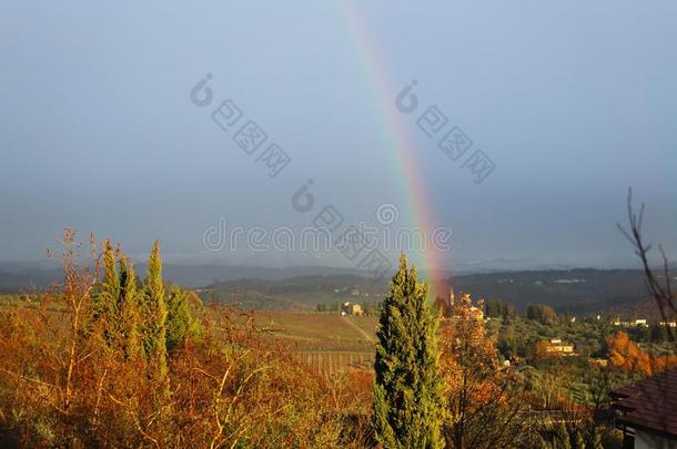 彩虹采用指已提到的人<strong>特有</strong>的风景关于托斯卡纳区.指已提到的人小山关于