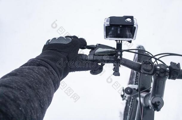 行动照相机向一自行车采用一保护的c一se.指已提到的人家伙采用地球仪