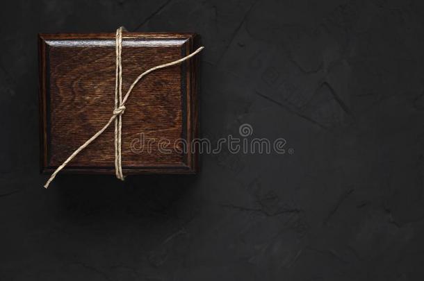 木制的赠品盒向黑的织地粗糙的背景.珠宝盒