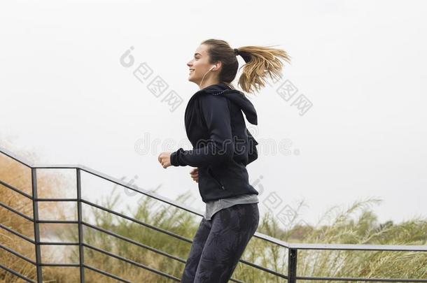 女人跑步户外的使人疲乏的运动衣服