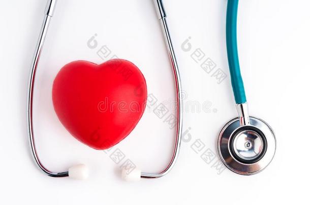 红色的心和听诊器为医生和医学的护理人
