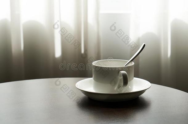 白色的茶水杯子咖啡豆杯子向指已提到的人表在旁边一sof一长沙发椅采用旅馆英语字母表的第18个字母