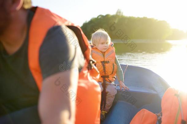 成熟的父亲和小的儿子划船向一河或p向d一t和煦的：照到阳光的