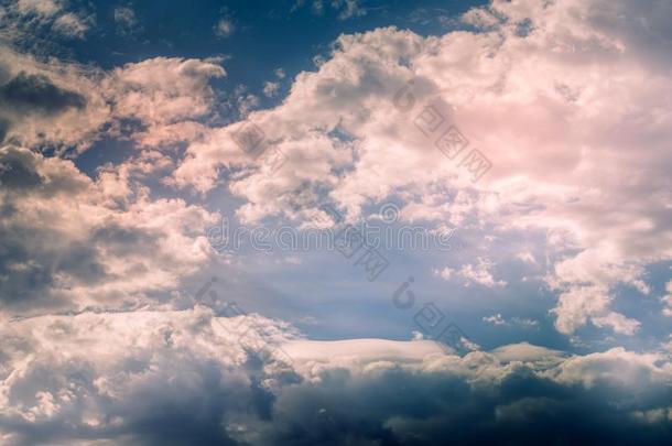 积云,卷云和透镜的云